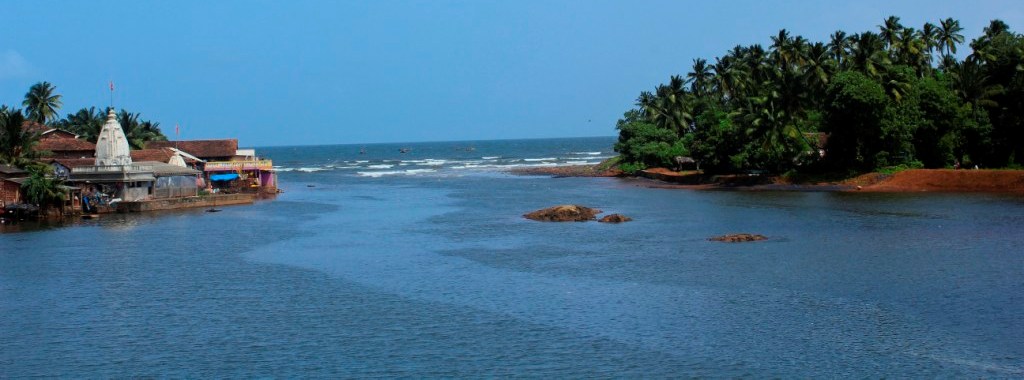 Shree Swayambhu Ganpati Temple, Ganpatipule Temple with the Arabian Sea in the background